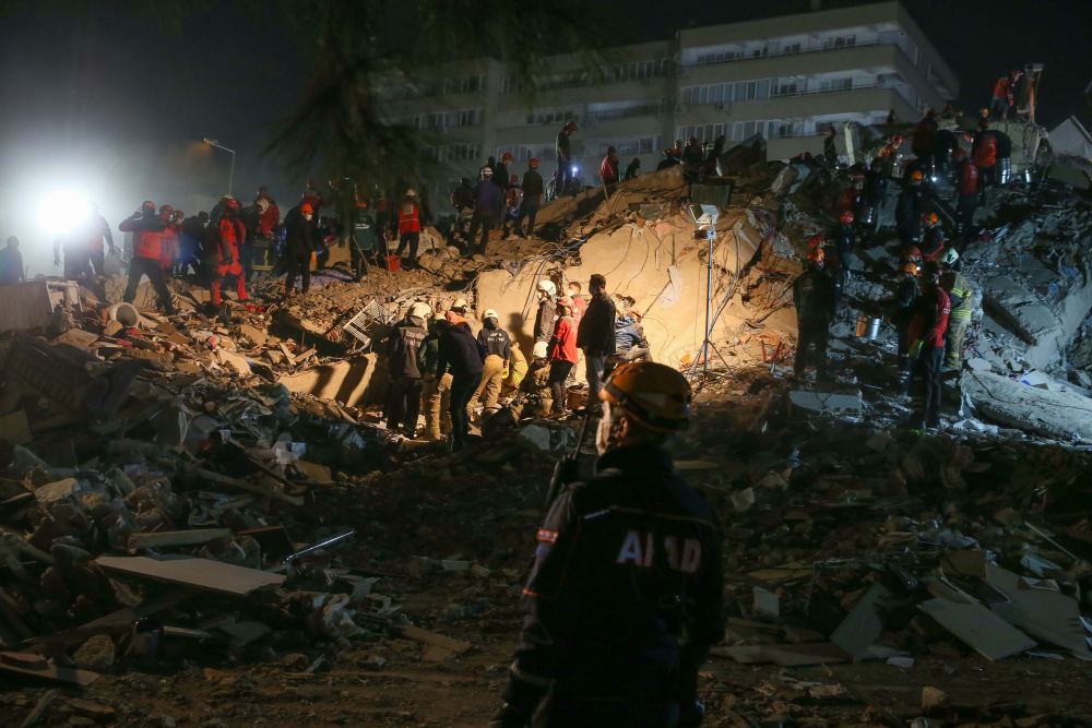 İzmir'de zamana karşı yarış sürüyor! İşte depremden acı fotoğraflar... 12