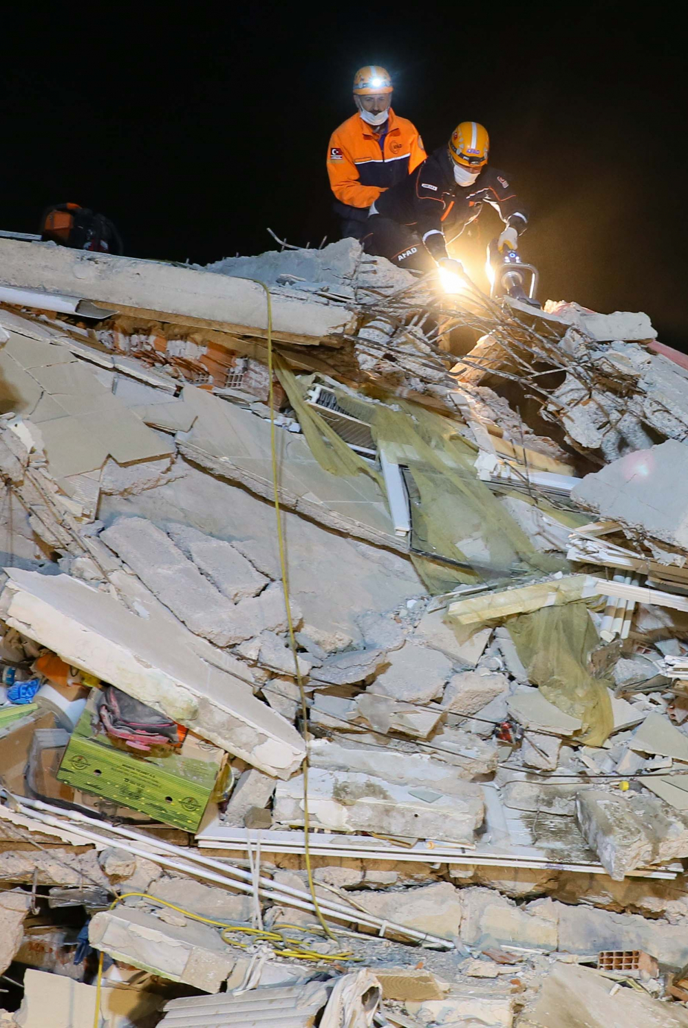 İzmir'de zamana karşı yarış sürüyor! İşte depremden acı fotoğraflar... 14