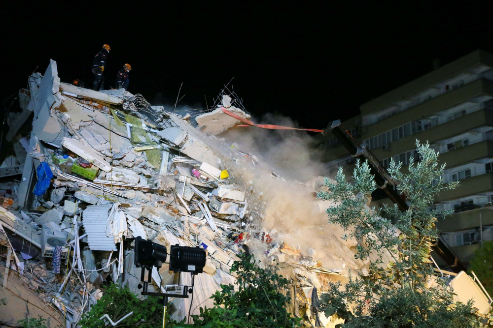 İzmir'de zamana karşı yarış sürüyor! İşte depremden acı fotoğraflar... 15