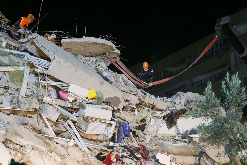 İzmir'de zamana karşı yarış sürüyor! İşte depremden acı fotoğraflar... 16