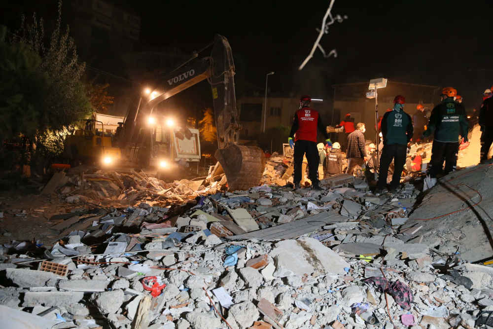 İzmir'de zamana karşı yarış sürüyor! İşte depremden acı fotoğraflar... 17