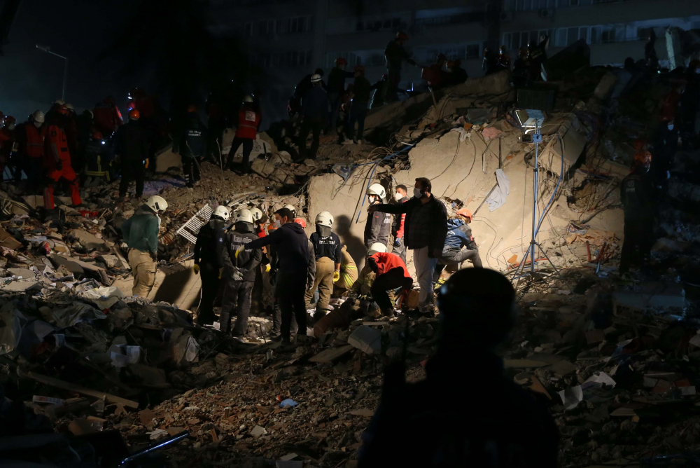 İzmir'de zamana karşı yarış sürüyor! İşte depremden acı fotoğraflar... 18