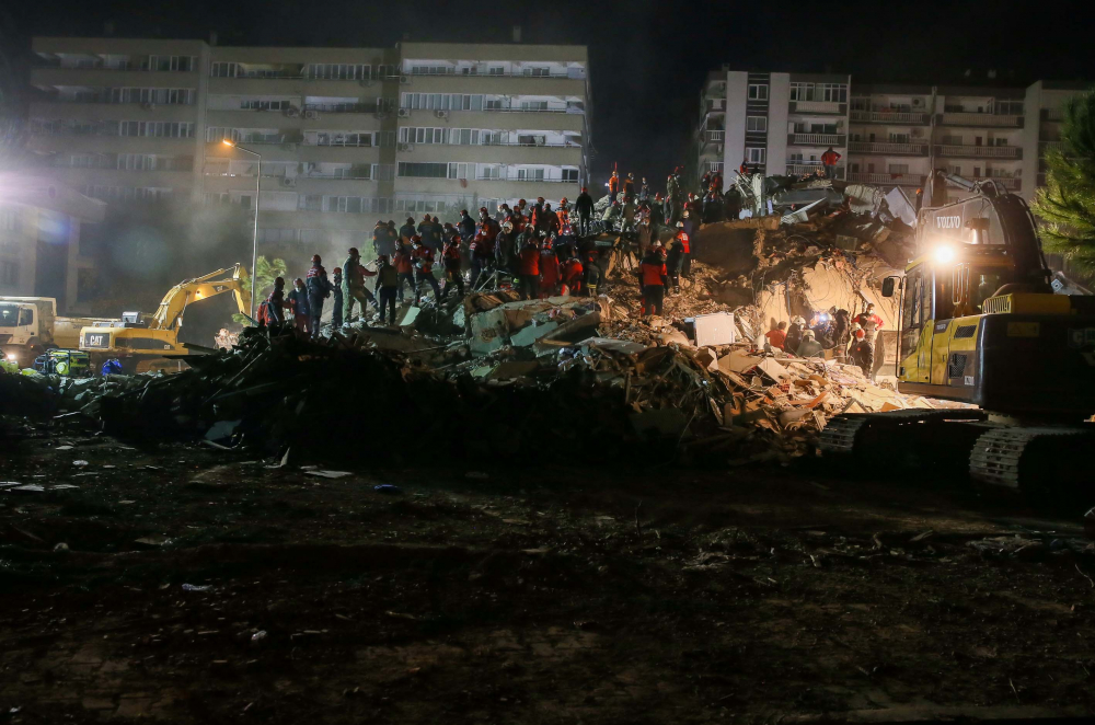 İzmir'de zamana karşı yarış sürüyor! İşte depremden acı fotoğraflar... 19