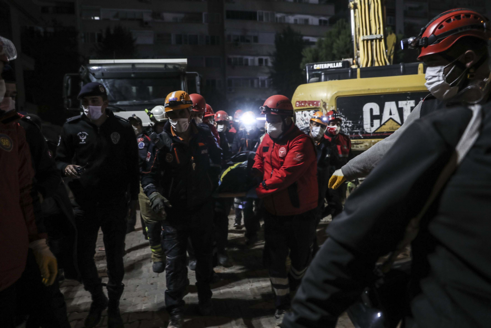 İzmir'de zamana karşı yarış sürüyor! İşte depremden acı fotoğraflar... 20