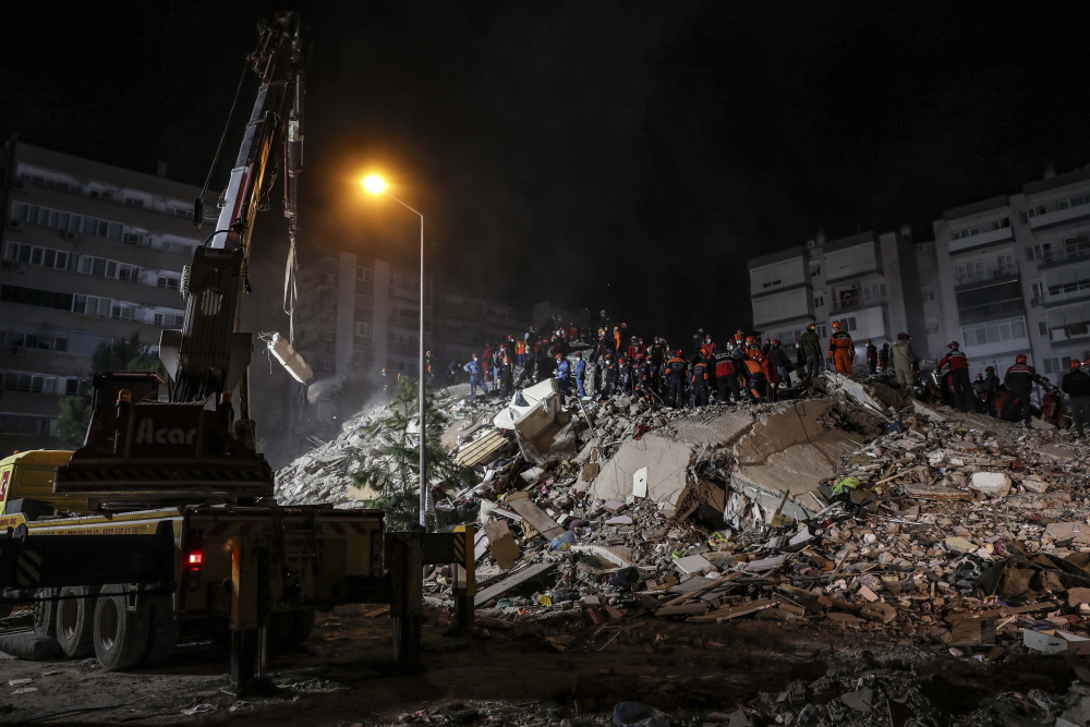 İzmir'de zamana karşı yarış sürüyor! İşte depremden acı fotoğraflar... 22