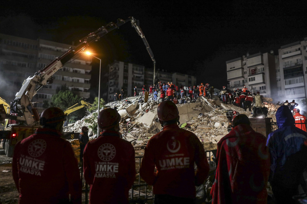 İzmir'de zamana karşı yarış sürüyor! İşte depremden acı fotoğraflar... 23