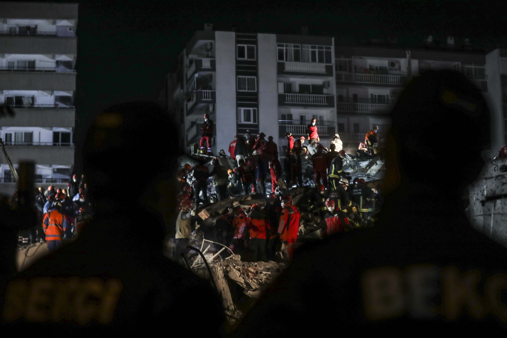 İzmir'de zamana karşı yarış sürüyor! İşte depremden acı fotoğraflar... 24