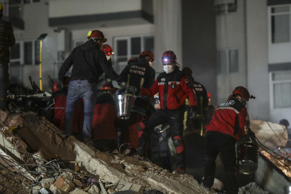 İzmir'de zamana karşı yarış sürüyor! İşte depremden acı fotoğraflar... 25