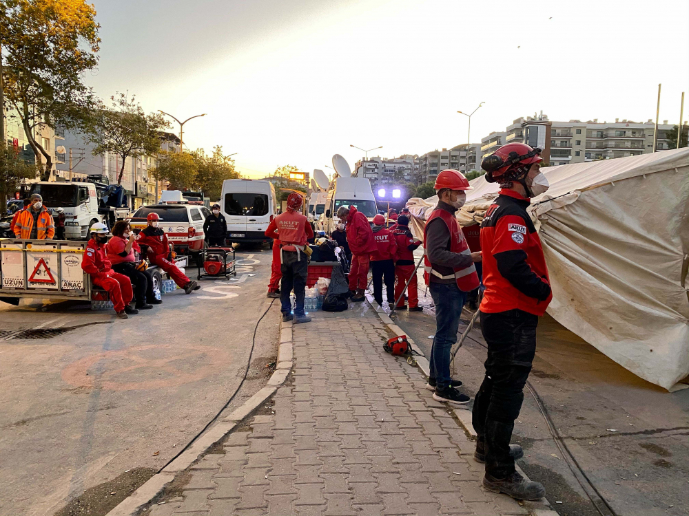 İzmir'de zamana karşı yarış sürüyor! İşte depremden acı fotoğraflar... 29