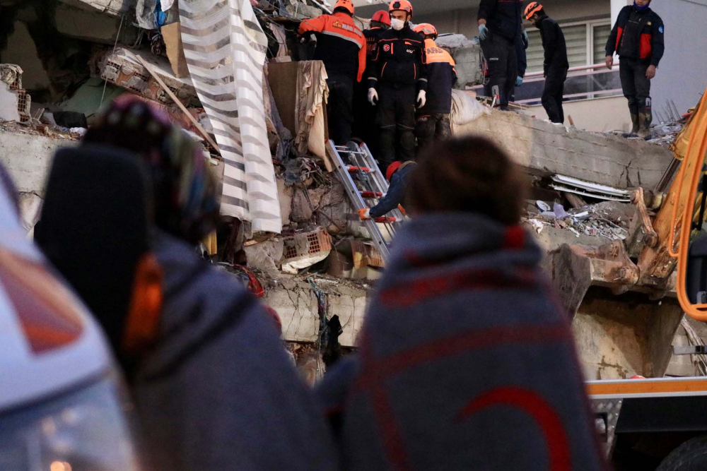 İzmir'de zamana karşı yarış sürüyor! İşte depremden acı fotoğraflar... 30