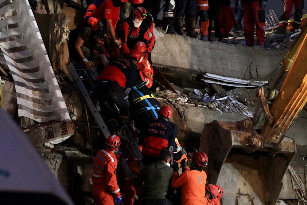 İzmir'de zamana karşı yarış sürüyor! İşte depremden acı fotoğraflar... 31