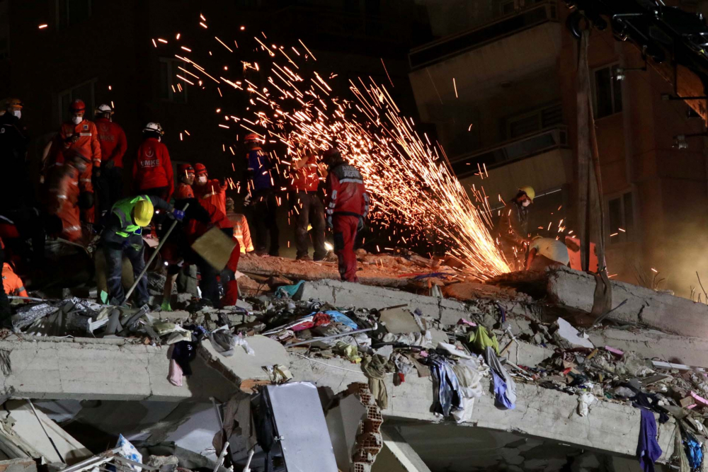 İzmir'de zamana karşı yarış sürüyor! İşte depremden acı fotoğraflar... 33