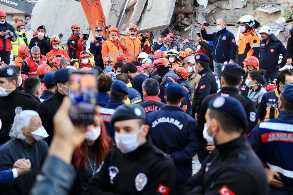 İzmir'de zamana karşı yarış sürüyor! İşte depremden acı fotoğraflar... 35