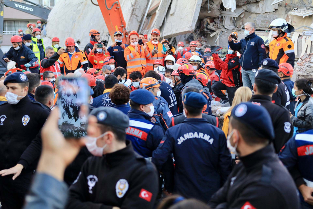 İzmir'de zamana karşı yarış sürüyor! İşte depremden acı fotoğraflar... 36