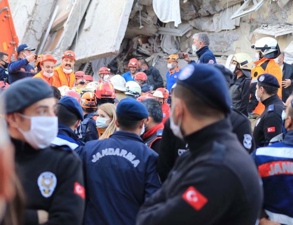 İzmir'de zamana karşı yarış sürüyor! İşte depremden acı fotoğraflar... 37