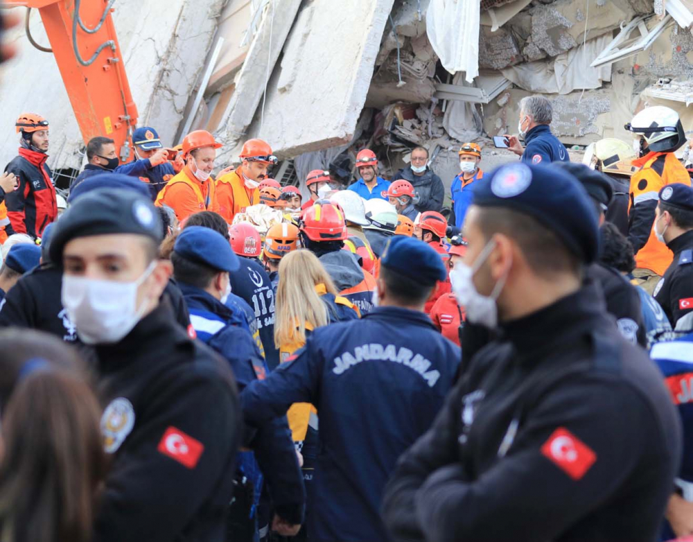 İzmir'de zamana karşı yarış sürüyor! İşte depremden acı fotoğraflar... 38