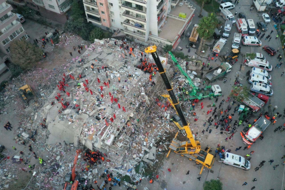 İzmir'de zamana karşı yarış sürüyor! İşte depremden acı fotoğraflar... 39