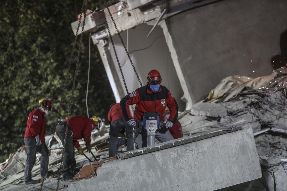 İzmir'de zamana karşı yarış sürüyor! İşte depremden acı fotoğraflar... 4