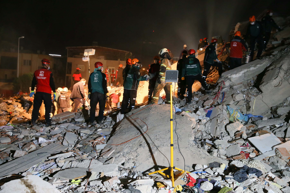 İzmir'de zamana karşı yarış sürüyor! İşte depremden acı fotoğraflar... 43