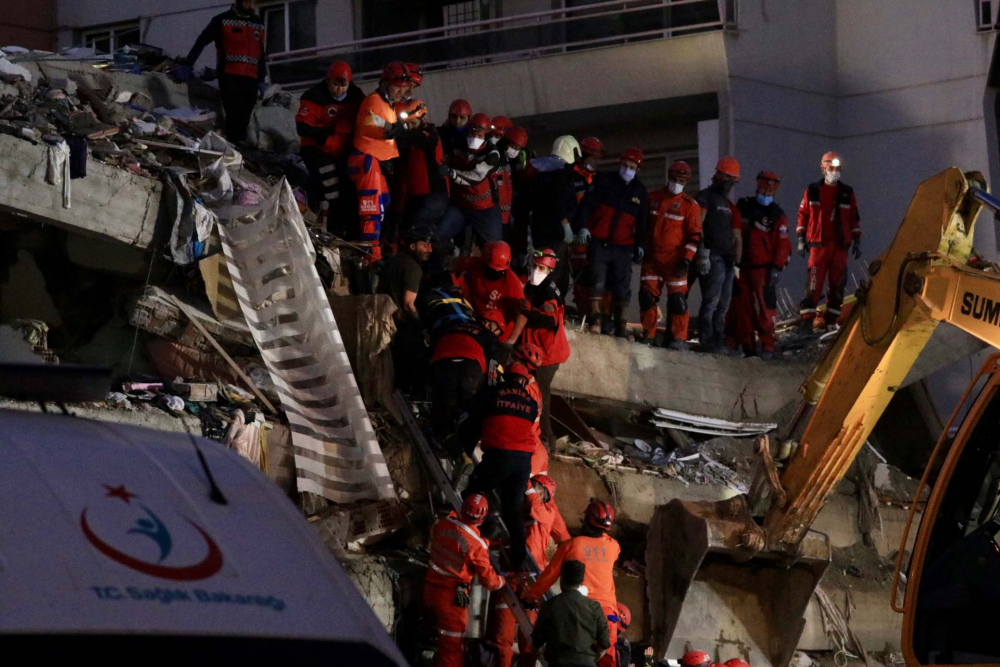 İzmir'de zamana karşı yarış sürüyor! İşte depremden acı fotoğraflar... 46