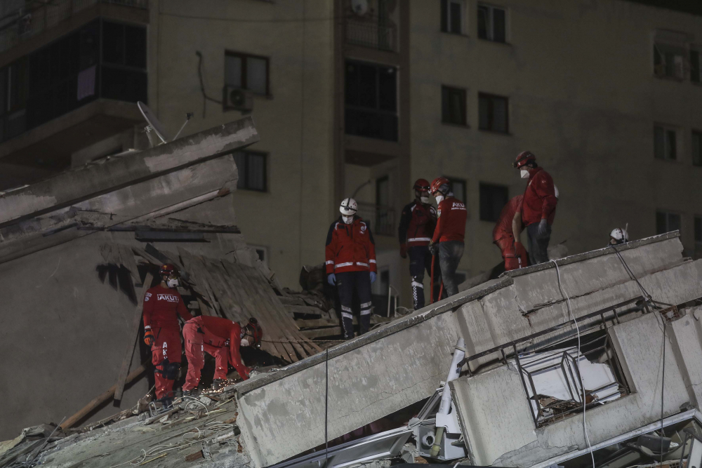 İzmir'de zamana karşı yarış sürüyor! İşte depremden acı fotoğraflar... 6