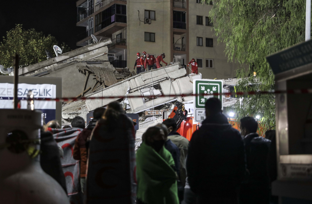 İzmir'de zamana karşı yarış sürüyor! İşte depremden acı fotoğraflar... 8