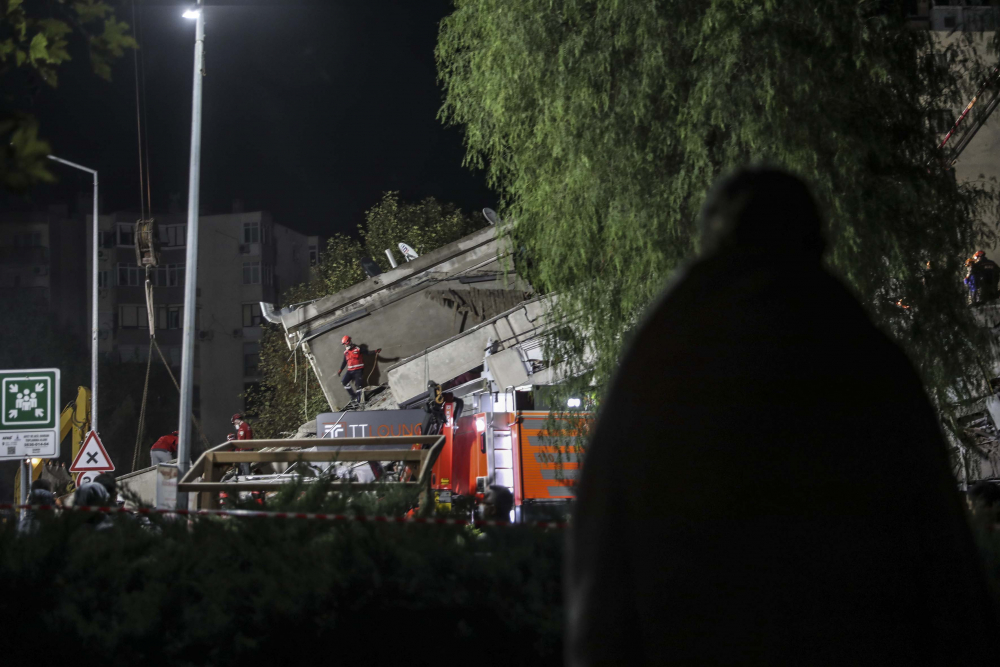 İzmir'de zamana karşı yarış sürüyor! İşte depremden acı fotoğraflar... 9