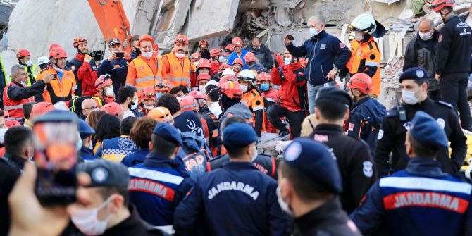 İzmir'de zamana karşı yarış sürüyor! İşte depremden acı fotoğraflar...