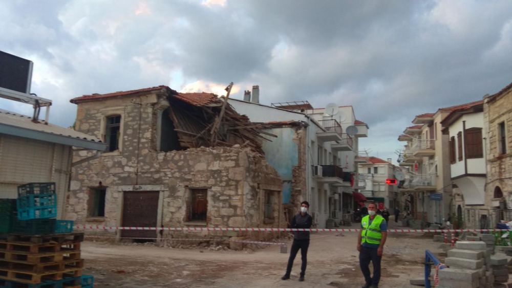 İzmir Foça'da depremde hasar gören binalar ekiplerce yıkılıyor 2