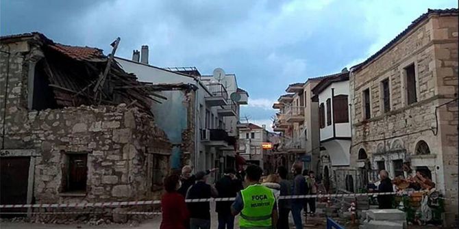 İzmir Foça'da depremde hasar gören binalar ekiplerce yıkılıyor