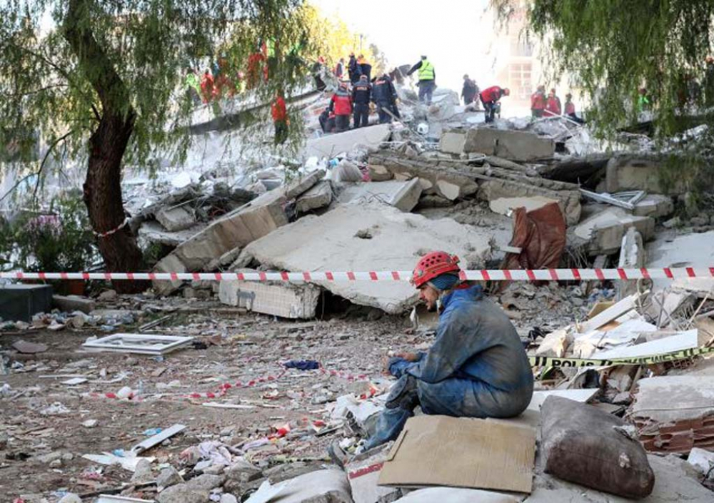 Enkazdan 4 kişilik ailenin cansız bedenini çıkarırken göz yaşlarını durduramadı 3