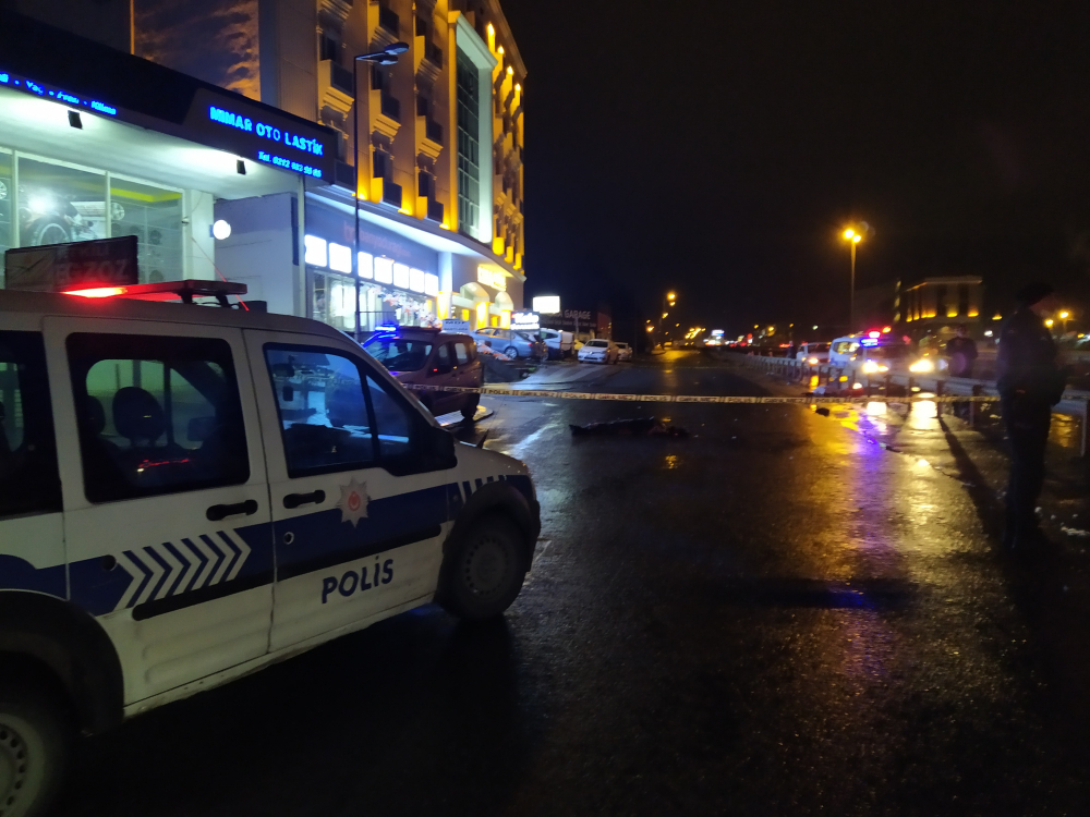 Bariyerlere çarpan araçtan yola fırlayan gencin vücudu ikiye bölündü! 7