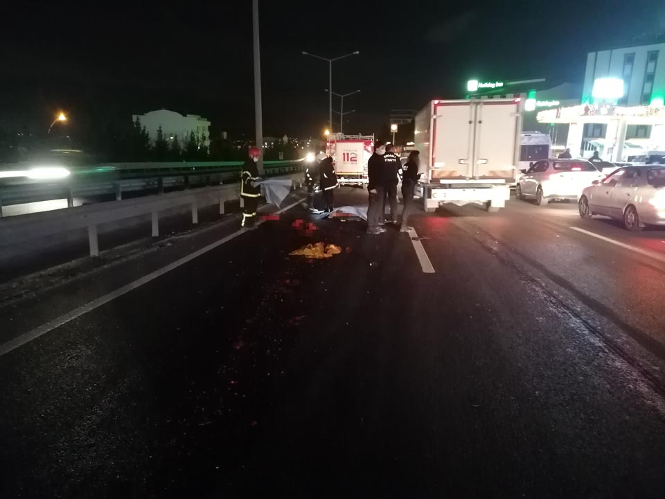 Kocaeli'nde korkunç kaza! 70 metre uzağa fırlayan kadının üzerinden 10 araç geçti 4