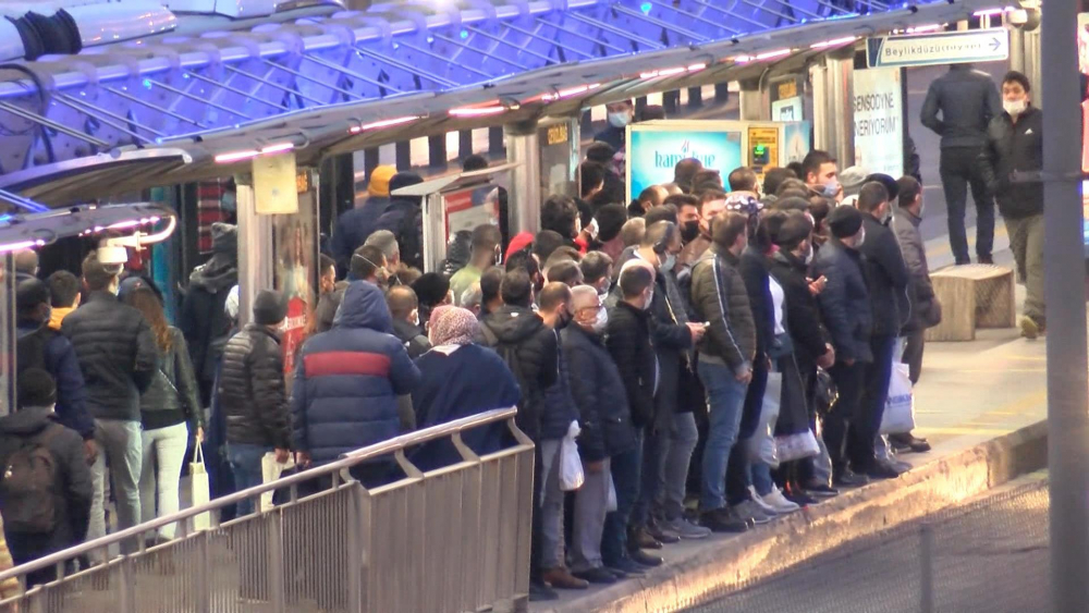 Metrobüs durağında salgına rağmen  aynı manzara 1