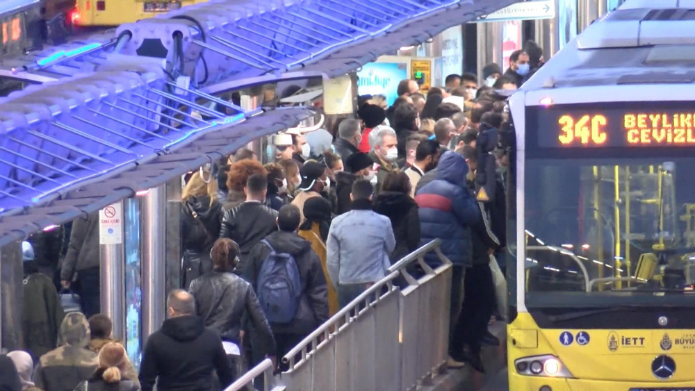 Metrobüs durağında salgına rağmen  aynı manzara 3