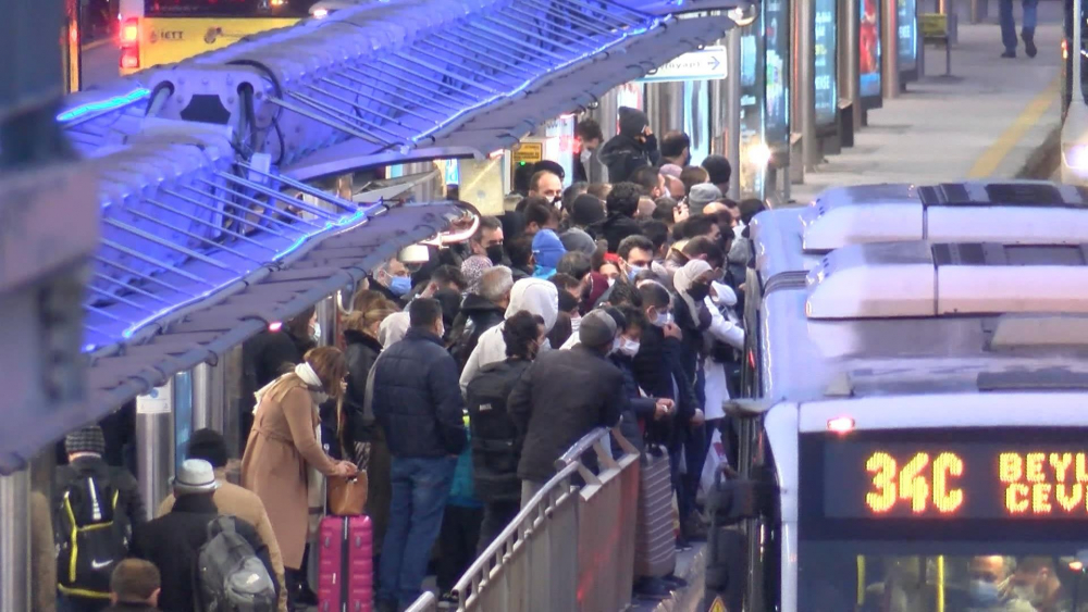 Metrobüs durağında salgına rağmen  aynı manzara 4