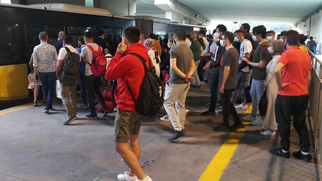 Metrobüs durağında salgına rağmen  aynı manzara 5