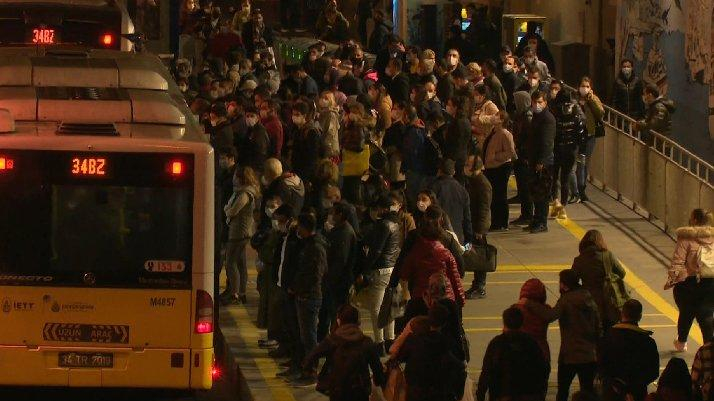 Metrobüs durağında salgına rağmen  aynı manzara 6
