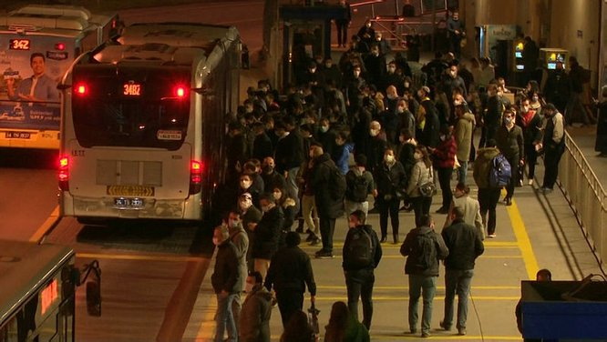 Metrobüs durağında salgına rağmen  aynı manzara 7