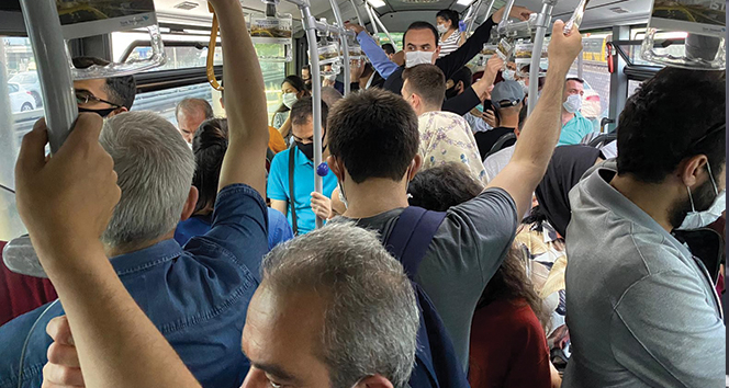 Metrobüs durağında salgına rağmen  aynı manzara 8