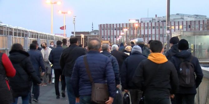 Metrobüs durağında salgına rağmen  aynı manzara