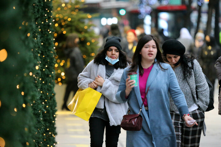 İngiltere'de karantina sona erdi! Koronavirüse rağmen sokaklar doldu taştı 1