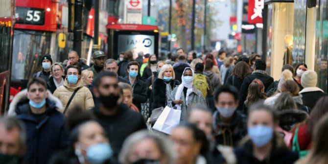 İngiltere'de karantina sona erdi! Koronavirüse rağmen sokaklar doldu taştı