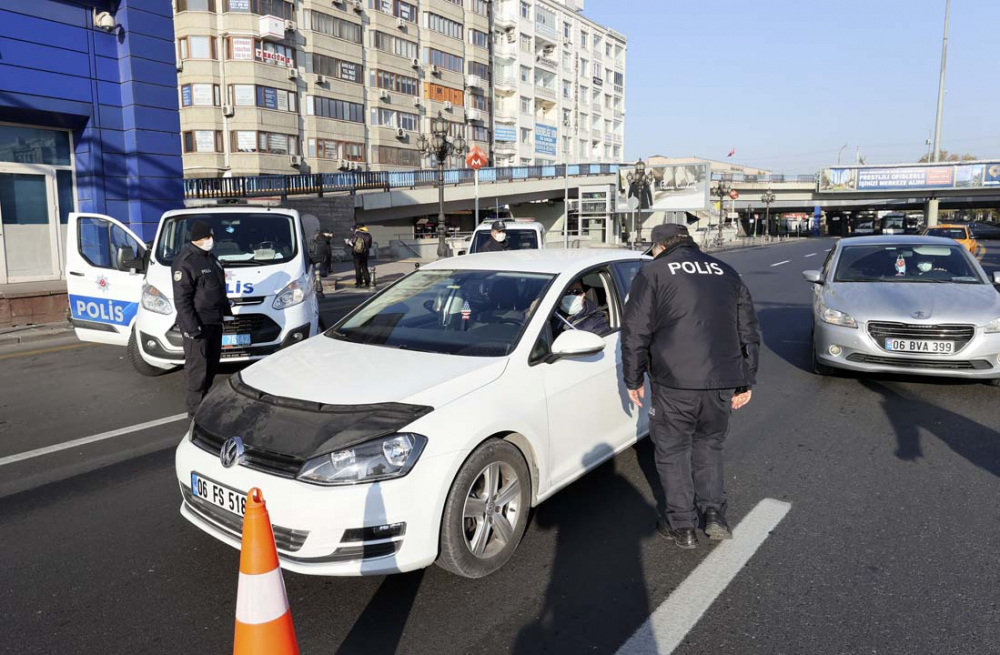 Ankara'da sokağa çıkma yasağına uyuluyor! Ulus meydanı boş kaldı... 10