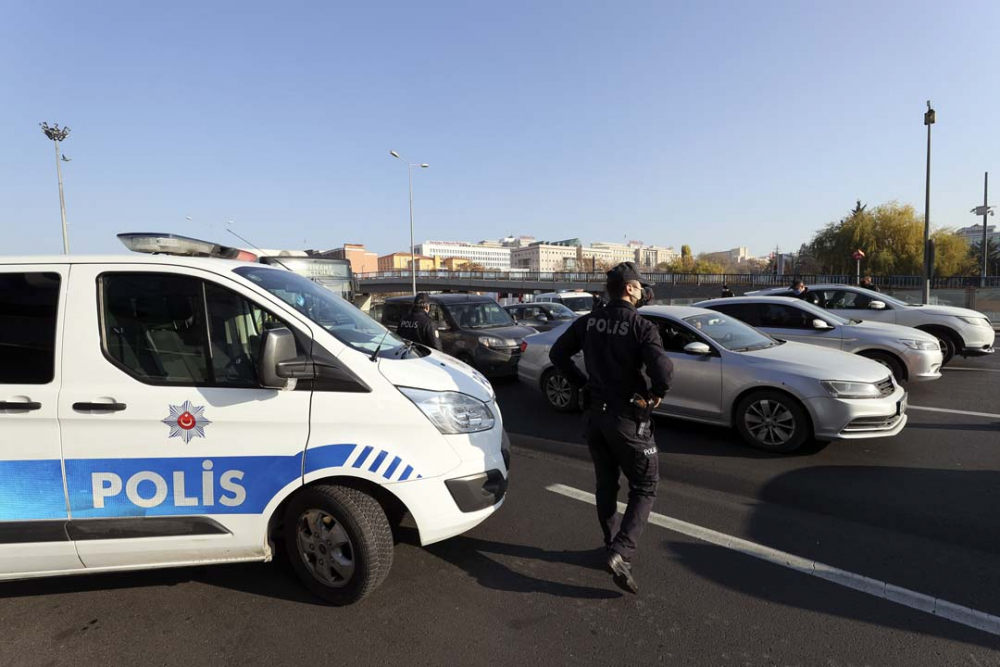 Ankara'da sokağa çıkma yasağına uyuluyor! Ulus meydanı boş kaldı... 11