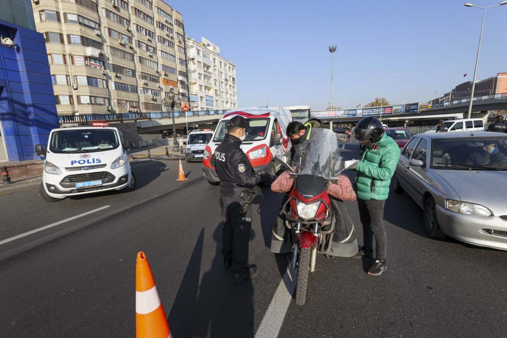 Ankara'da sokağa çıkma yasağına uyuluyor! Ulus meydanı boş kaldı... 12