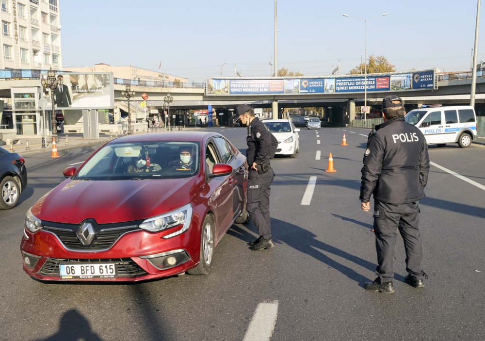 Ankara'da sokağa çıkma yasağına uyuluyor! Ulus meydanı boş kaldı... 13