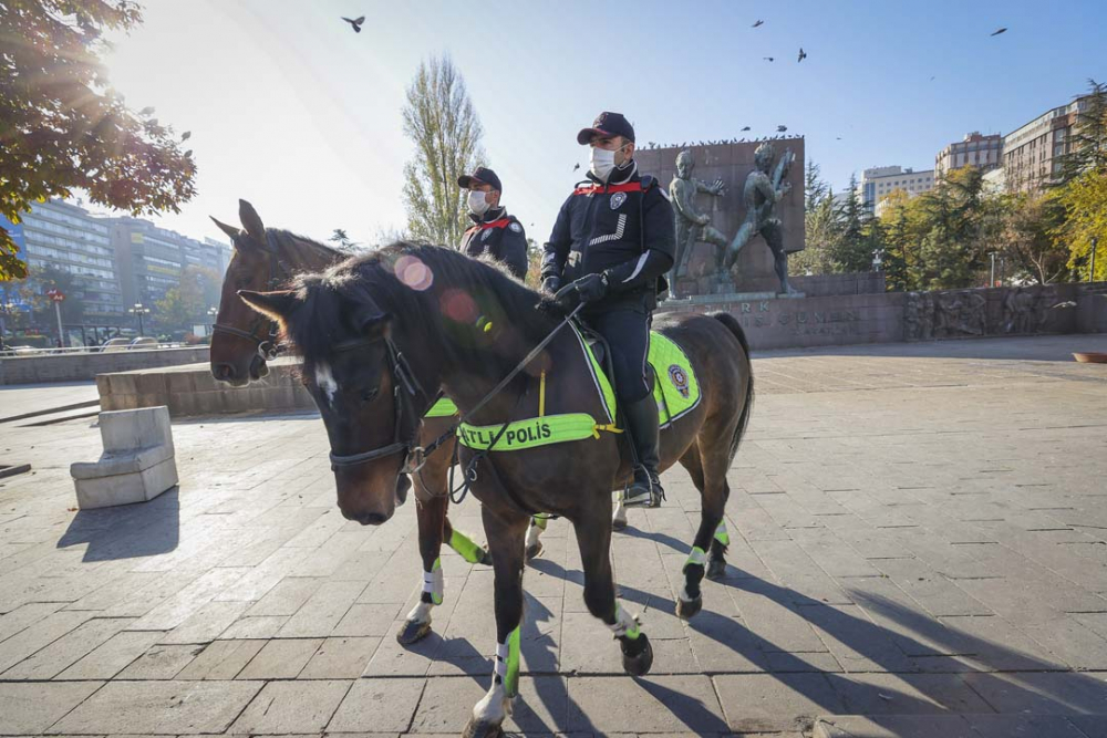 Ankara'da sokağa çıkma yasağına uyuluyor! Ulus meydanı boş kaldı... 14