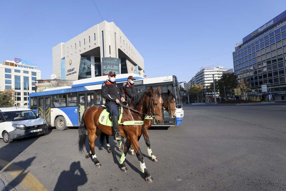 Ankara'da sokağa çıkma yasağına uyuluyor! Ulus meydanı boş kaldı... 16