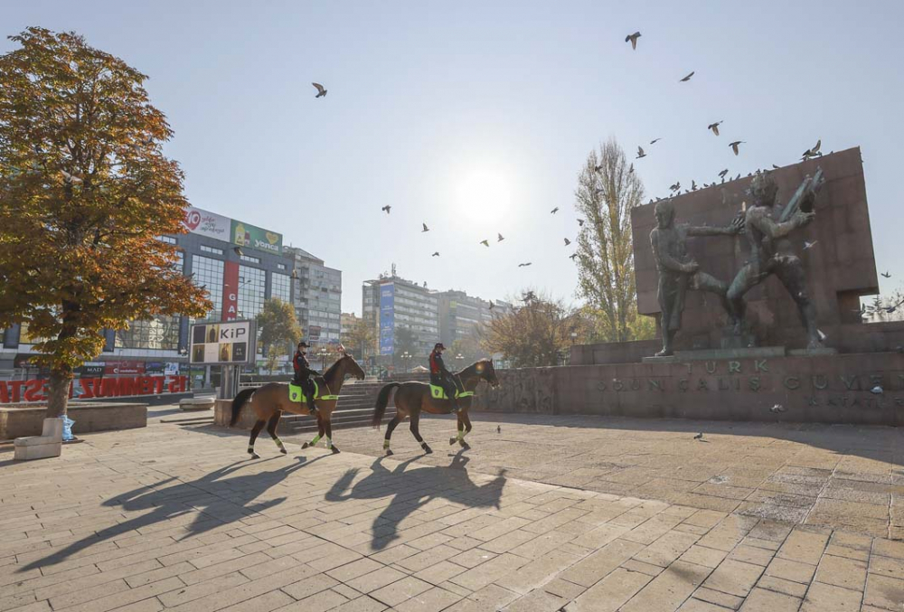 Ankara'da sokağa çıkma yasağına uyuluyor! Ulus meydanı boş kaldı... 17